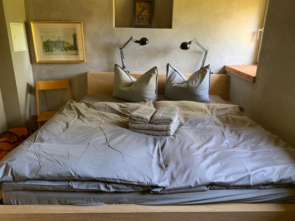 a large bed with two pillows on top of it at Im Naturschutzgebiet gelegene Ferienwohnung in Templin