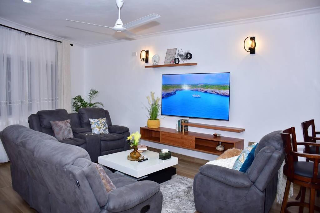 un salon avec deux canapés et une télévision à écran plat dans l'établissement Zuri Luxe 3BR Penthouse- Silversands Beach Malindi, à Malindi