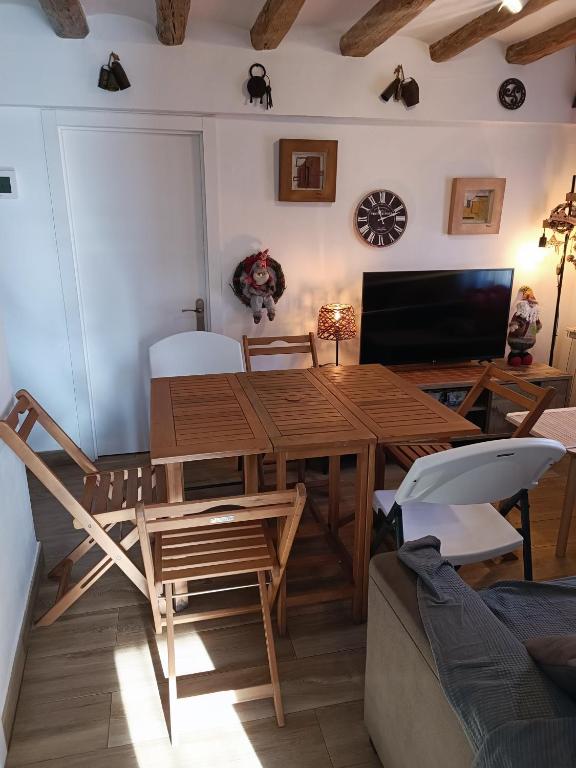 TV a/nebo společenská místnost v ubytování Apartament Turístic Campdevànol