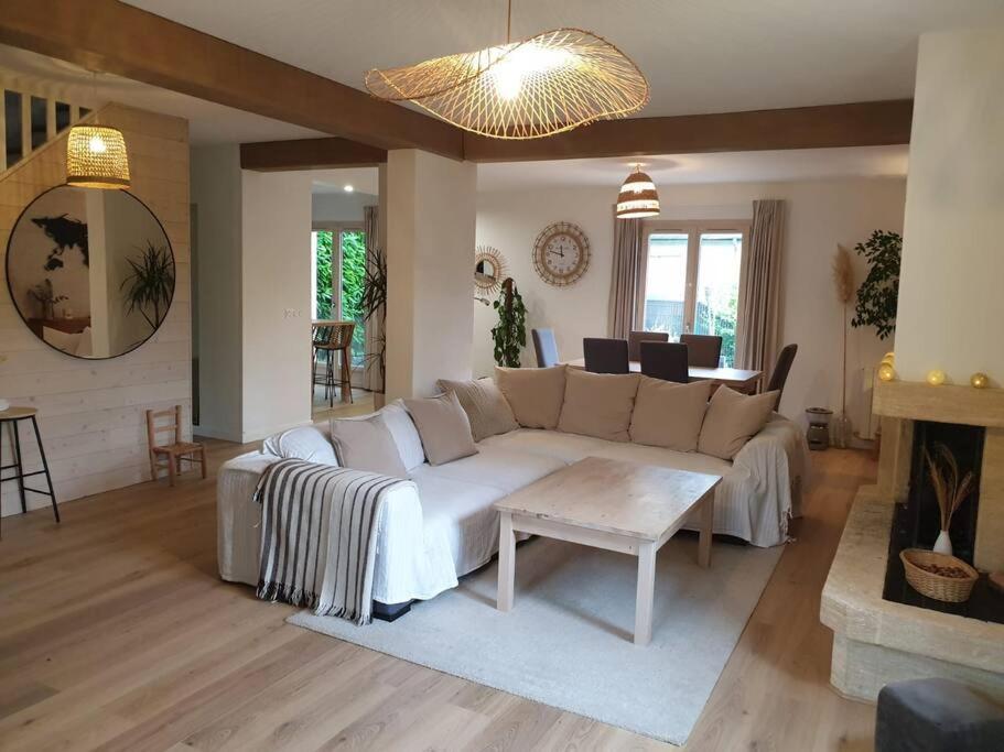 un salon avec un canapé et une table dans l'établissement Maison aux portes de Caen, à Saint-Germain-la-Blanche-Herbe