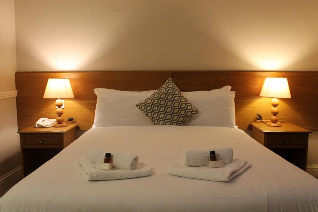 Postel nebo postele na pokoji v ubytování Tralee Benners Hotel