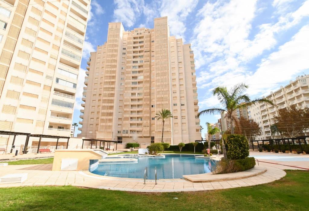 una piscina en un parque con edificios altos en APARTAMENTO "Mis tesoros", en Calpe