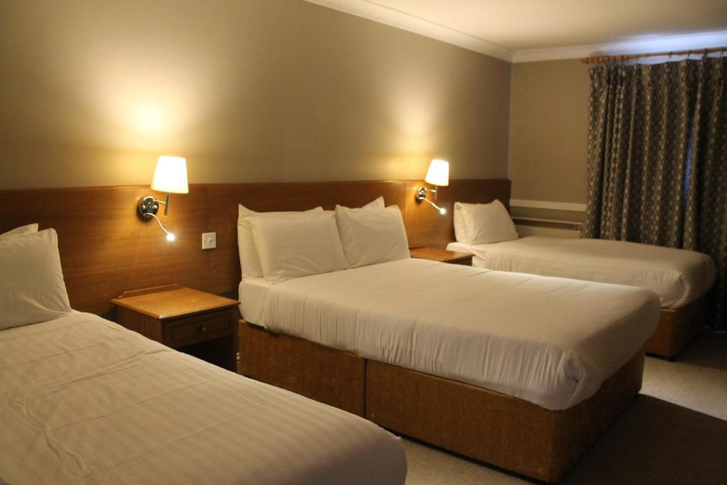 Postel nebo postele na pokoji v ubytování Tralee Benners Hotel