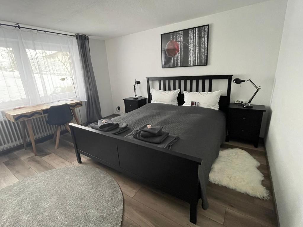 1 dormitorio con 1 cama grande con colcha negra en Apartment im Gründle, en Birkenfeld