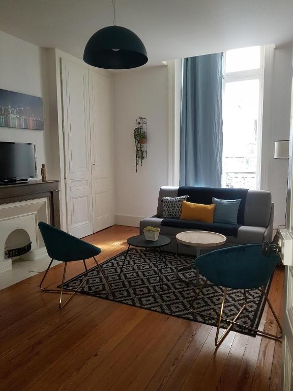 un salon avec un canapé et deux chaises dans l'établissement Le Couvent Saint Vincent, à Lyon