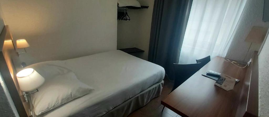 Postel nebo postele na pokoji v ubytování The Originals City, Hôtel Colmar Gare