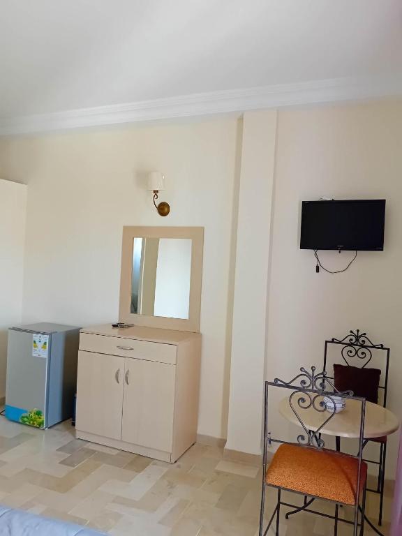 TV a/nebo společenská místnost v ubytování Hôtel Romane