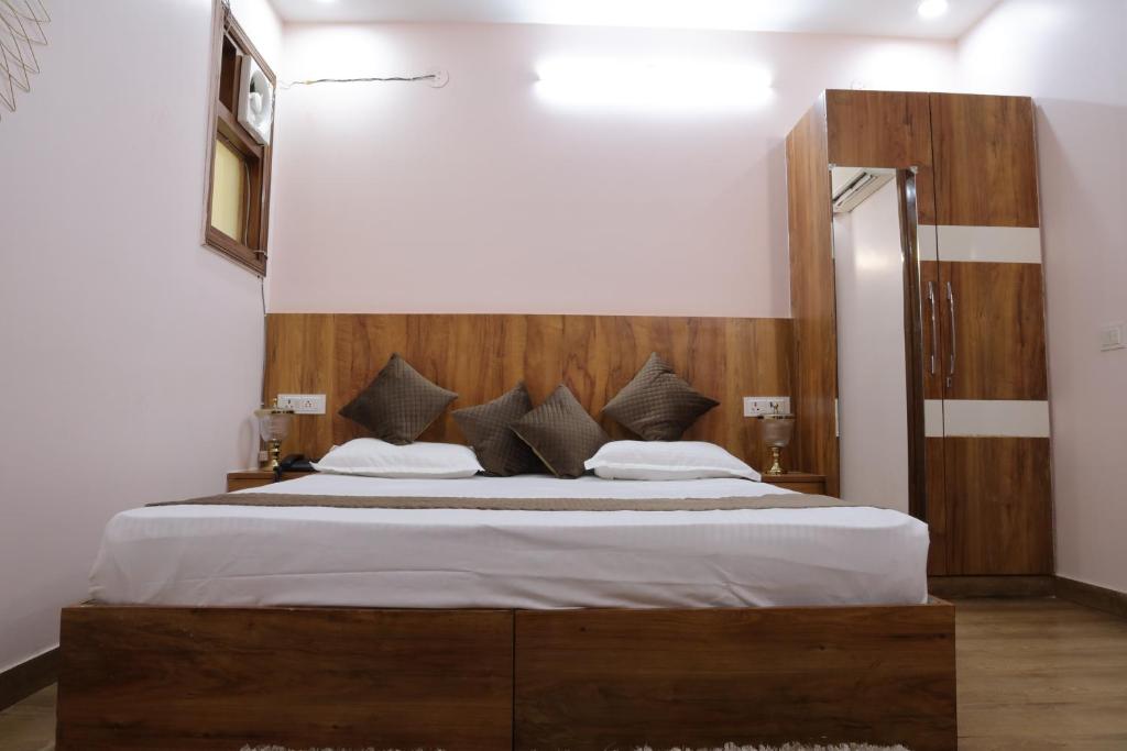 Postel nebo postele na pokoji v ubytování The Sandalwood Hotel I Sec-38 I Near Medanta Medicity Gurgaon