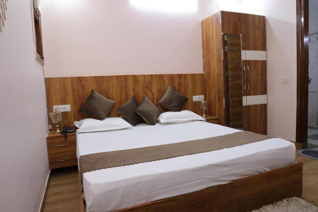 Postel nebo postele na pokoji v ubytování The Sandalwood Hotel I Sec-38 I Near Medanta Medicity Gurgaon