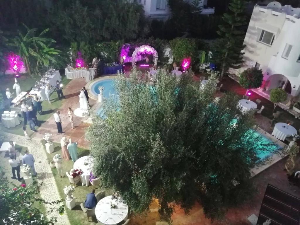 Bazén v ubytování Hôtel Romane nebo v jeho okolí