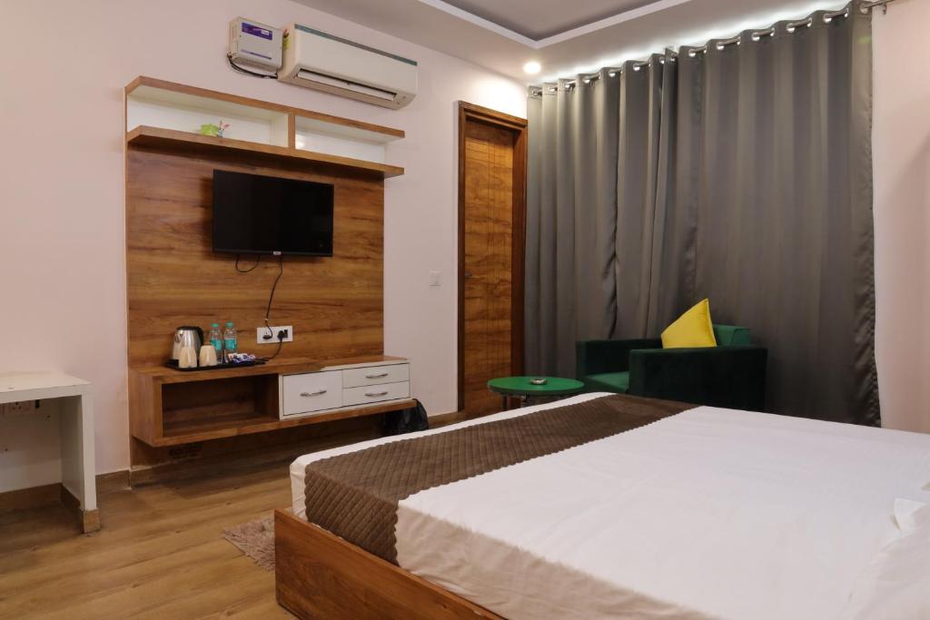 Postel nebo postele na pokoji v ubytování The Sandalwood Hotel I Sec-38 I Near Medanta Medicity Gurgaon