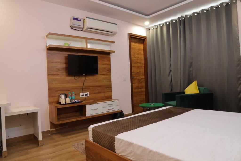 Postel nebo postele na pokoji v ubytování The Sandalwood Hotel I Sec-38 I Near Medanta Medicity Gurgaon