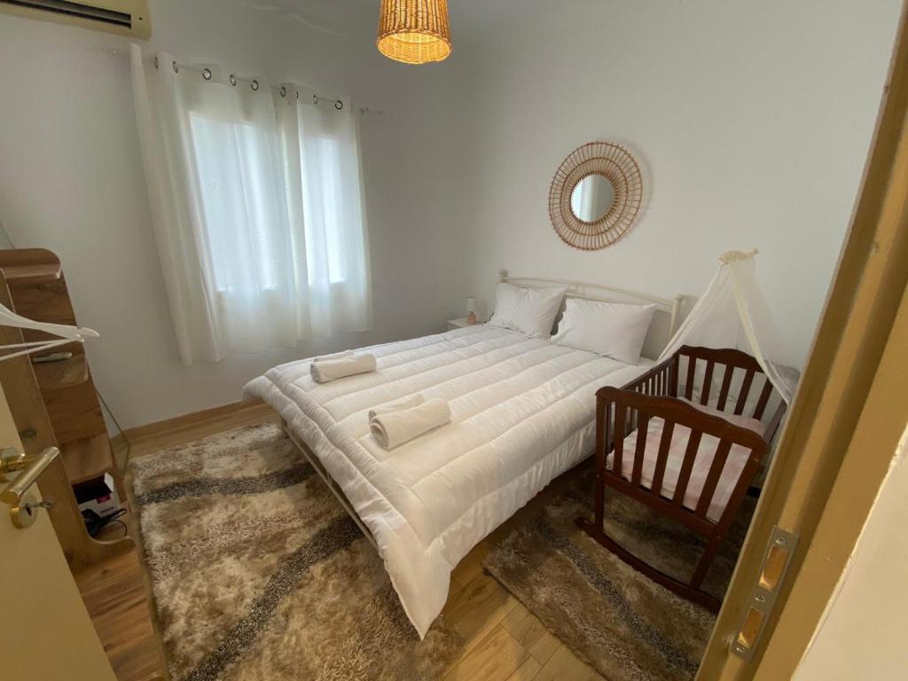 ナフパクトスにある360ᵒ Lepanto Apartmentのベッドと椅子のある寝室