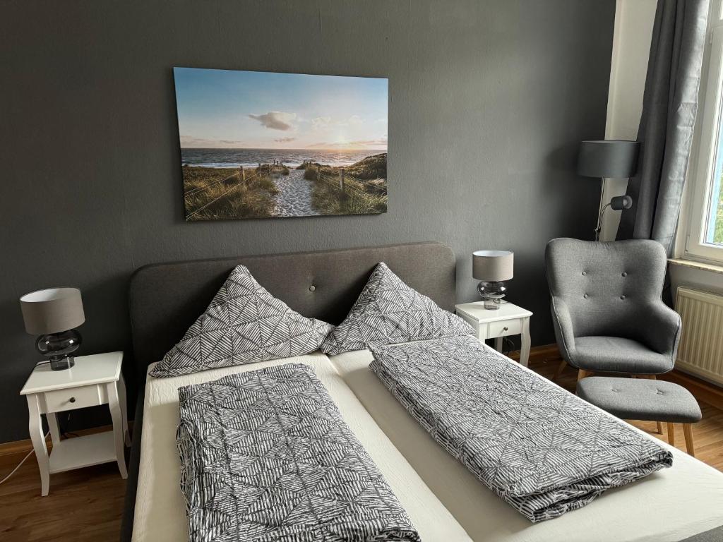 1 dormitorio con 1 cama y 1 silla en RB City Apartments Emden am Wall 2, en Emden