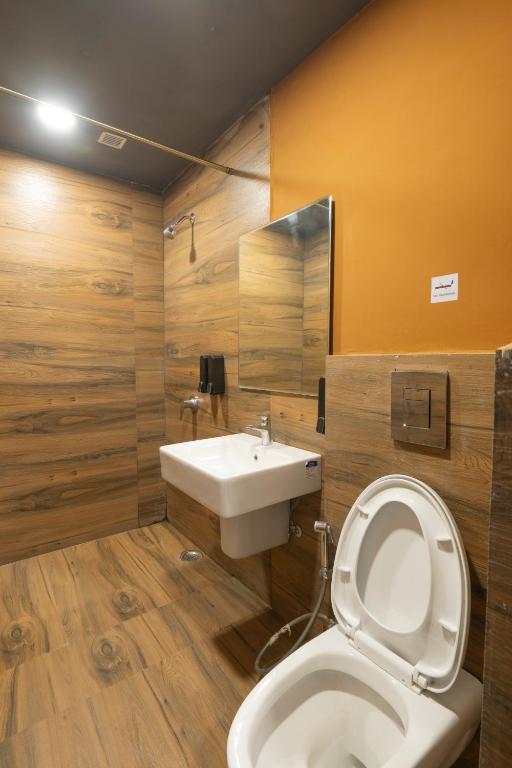 Koupelna v ubytování NapTapGo - Japanese Premium POD Hotel - Walk to Noida Electronic City Metro! Wifi, Lounge