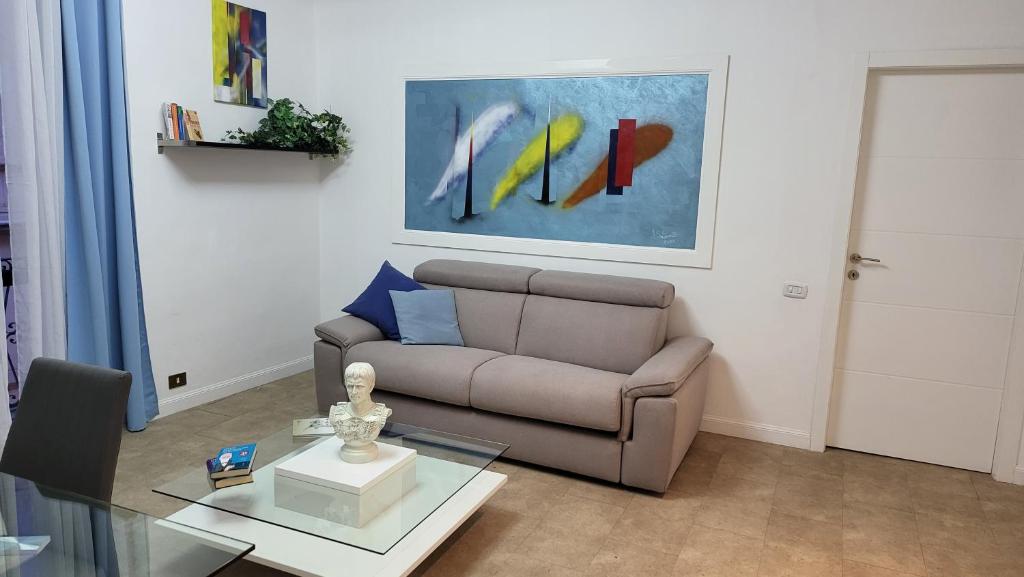 uma sala de estar com um sofá e uma mesa de vidro em DrsRome-Cavour em Roma