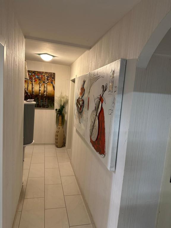 een hal met schilderijen aan de muren van een kamer bij Stefano in Schmelz