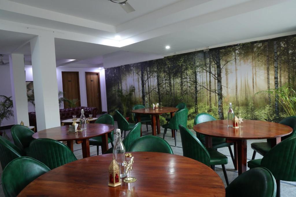 Restaurace v ubytování The Sandalwood Hotel I Sec-38 I Near Medanta Medicity Gurgaon