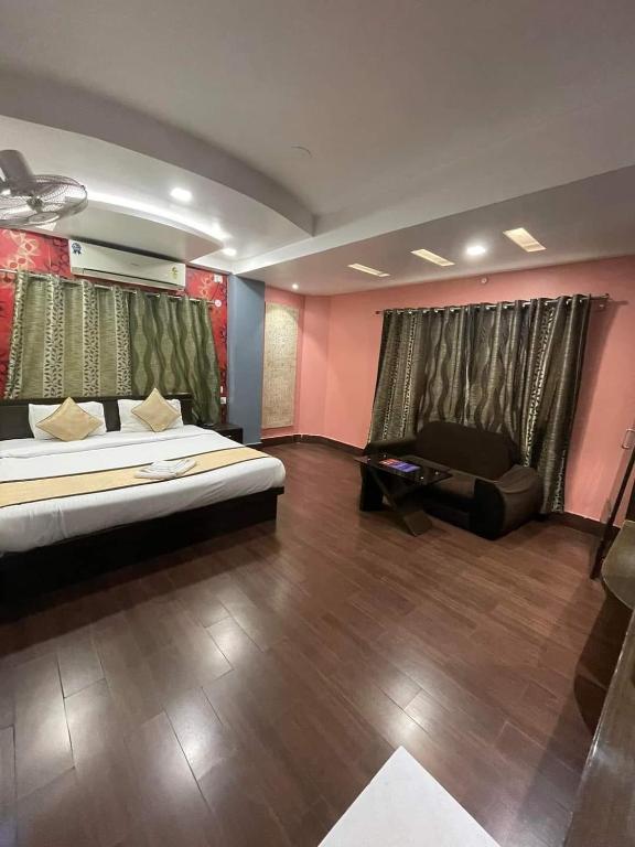 Postel nebo postele na pokoji v ubytování Hotel Sundaram Palace