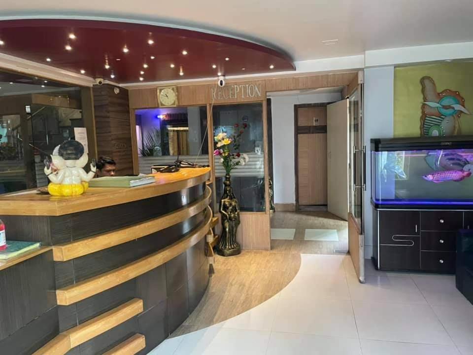 TV a/nebo společenská místnost v ubytování Hotel Sundaram Palace