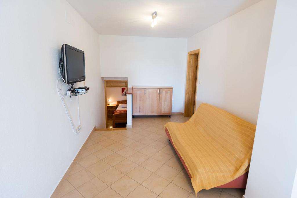 Televízia a/alebo spoločenská miestnosť v ubytovaní Apartments Basilea