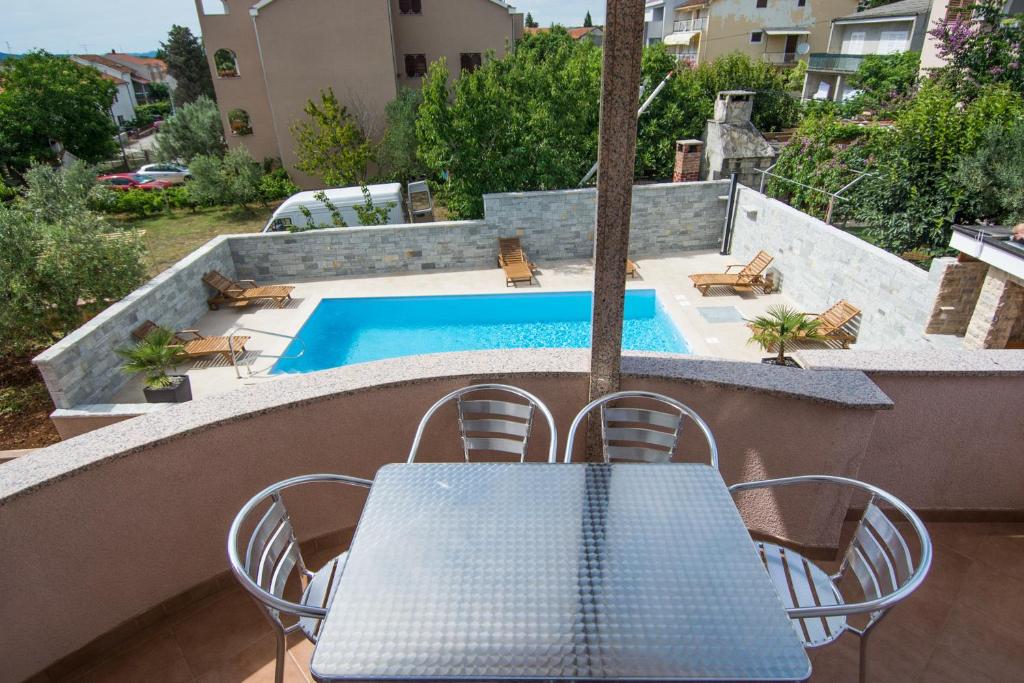 Bazén v ubytovaní Apartments Basilea alebo v jeho blízkosti