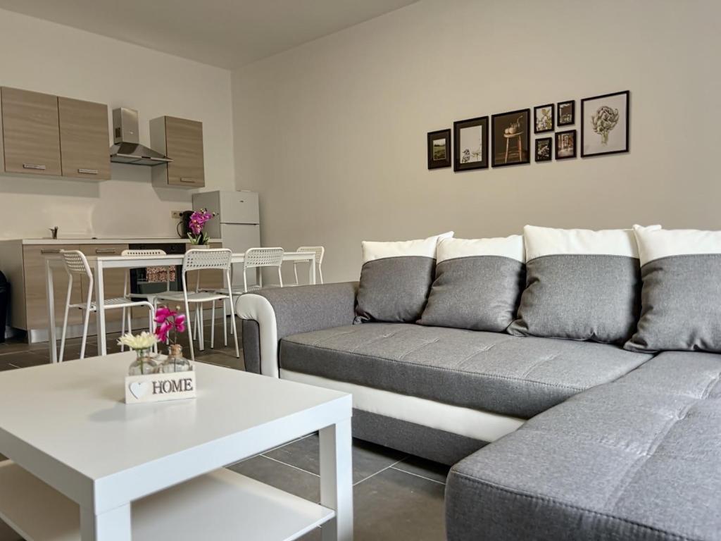 uma sala de estar com um sofá e uma mesa em Charbonnel 4 Bruxelles-Charleroi-airport em Charleroi
