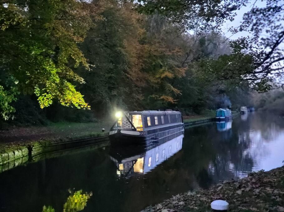ロンドンにあるComfy Canal Boat in London Centre Family & Friendsの灯りのついた川舟