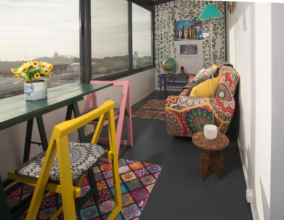 um quarto com uma mesa, uma cadeira e uma mesa em The Terrace em Ponta Delgada