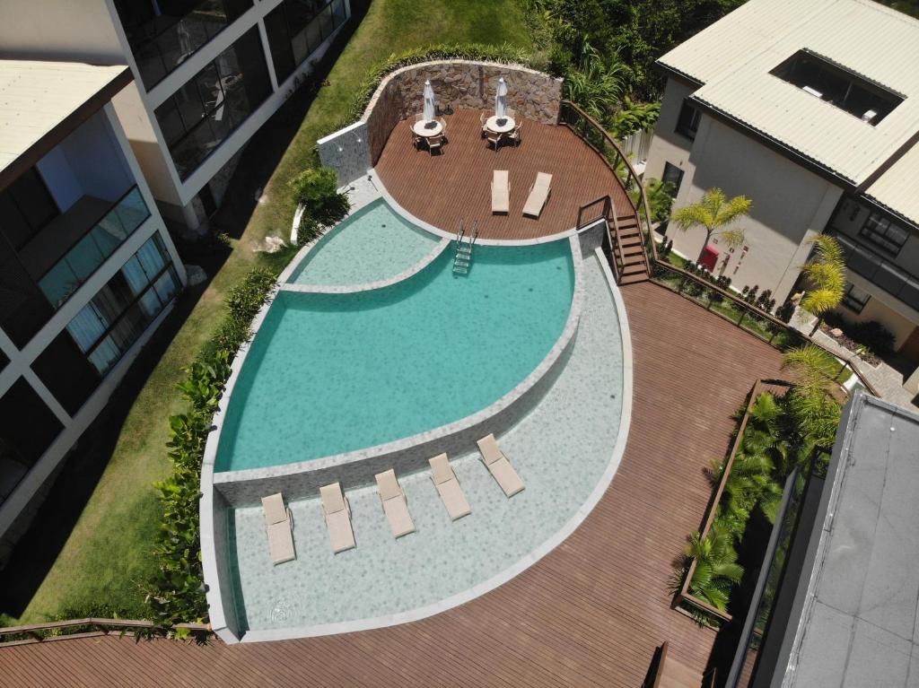 uma vista superior de uma piscina num edifício em Morada do Sol Flat em Morro de São Paulo