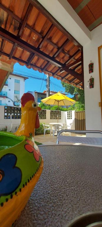 un pollo de juguete sentado en el suelo de un patio en Casa em Porto de Galinhas - PRIVÊ DAS ONDAS, en Porto de Galinhas