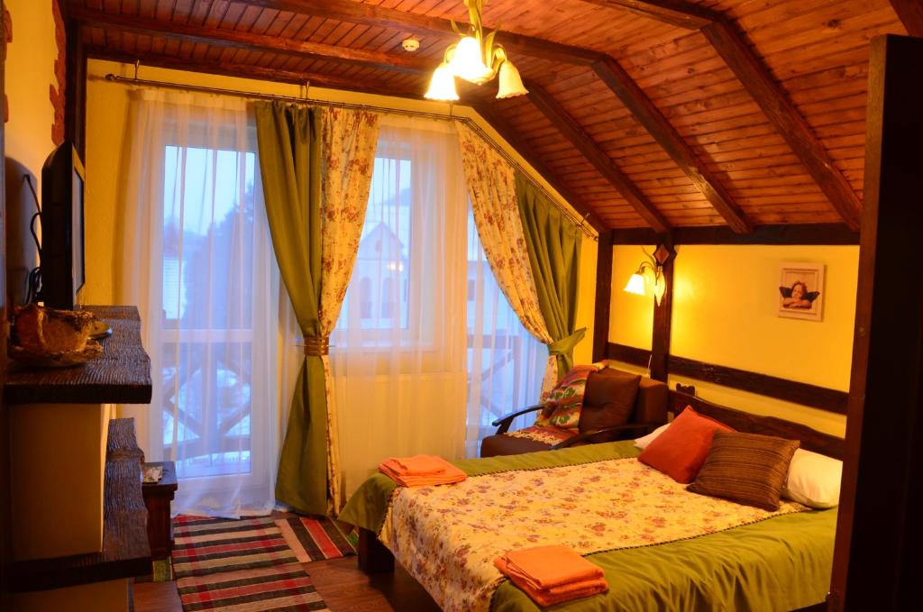 una camera con un letto di fronte a una finestra di Fachwerk a Jaremče
