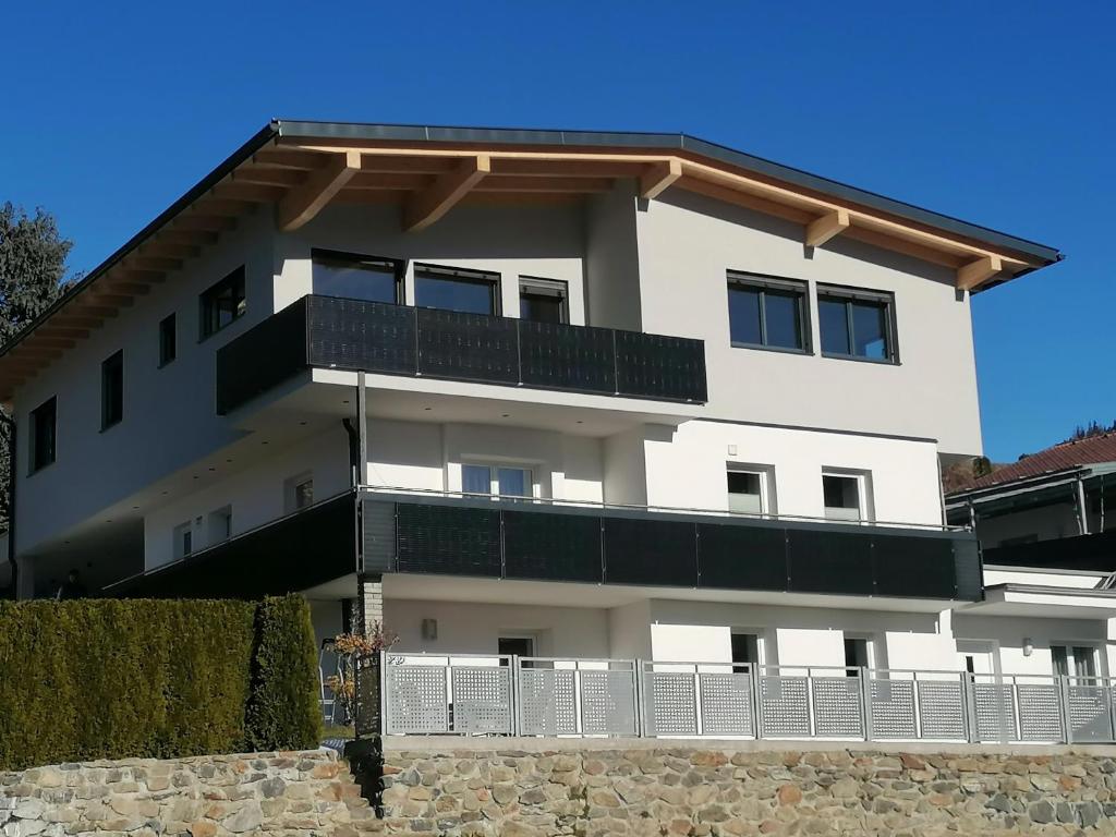 biały budynek apartamentowy z balkonem w obiekcie Ferienhaus Sporer w mieście Iselsberg