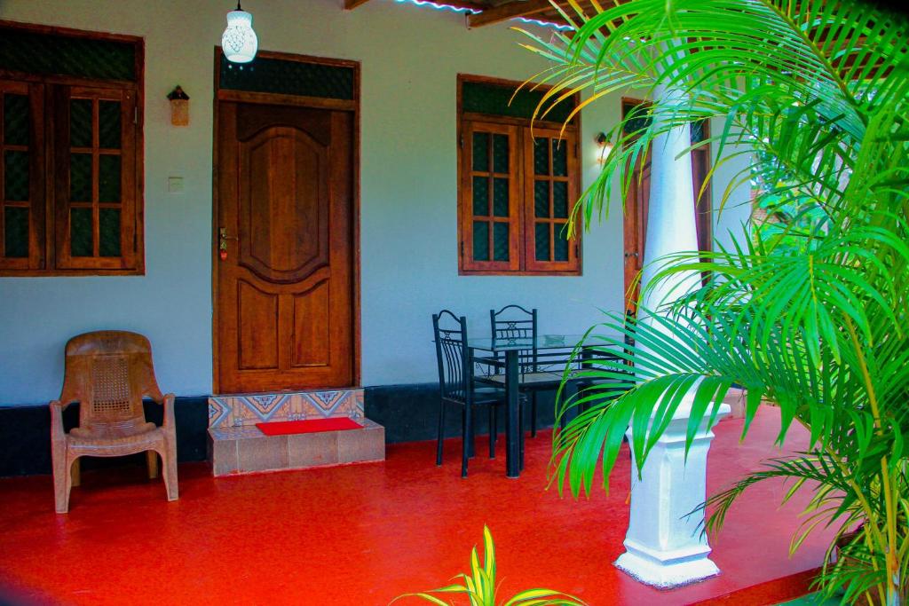 una habitación con mesa y sillas en una casa en Chanaka Holiday Inn en Sigiriya