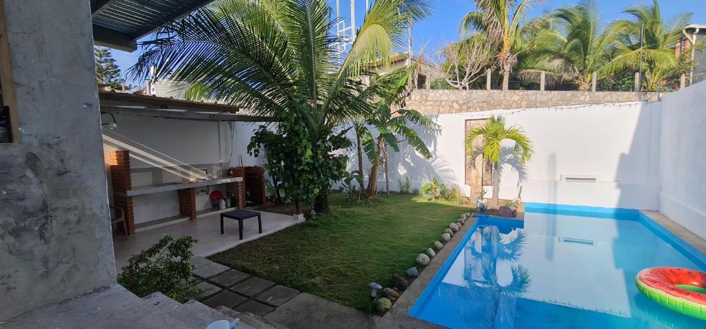 une image d'une piscine dans une maison dans l'établissement Casa Figueroa, à Puerto Colombia