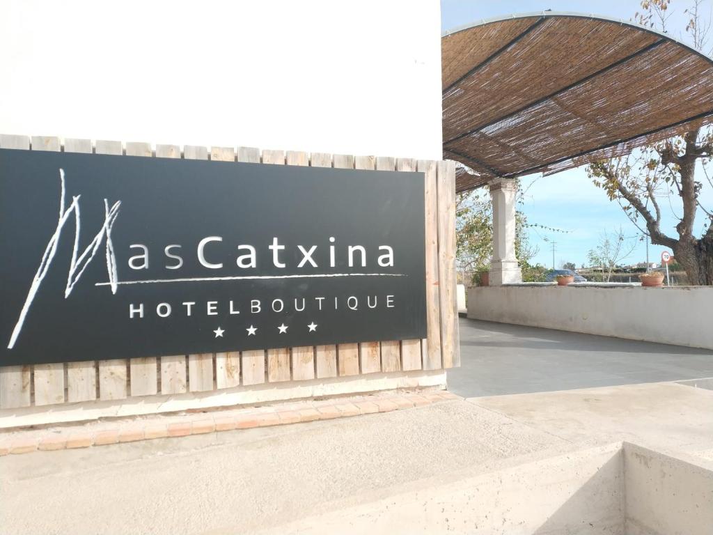 代爾特布雷的住宿－MAS CATXINA Hotel Boutique 4 estrellas，马西尼博酒店浴室的标志