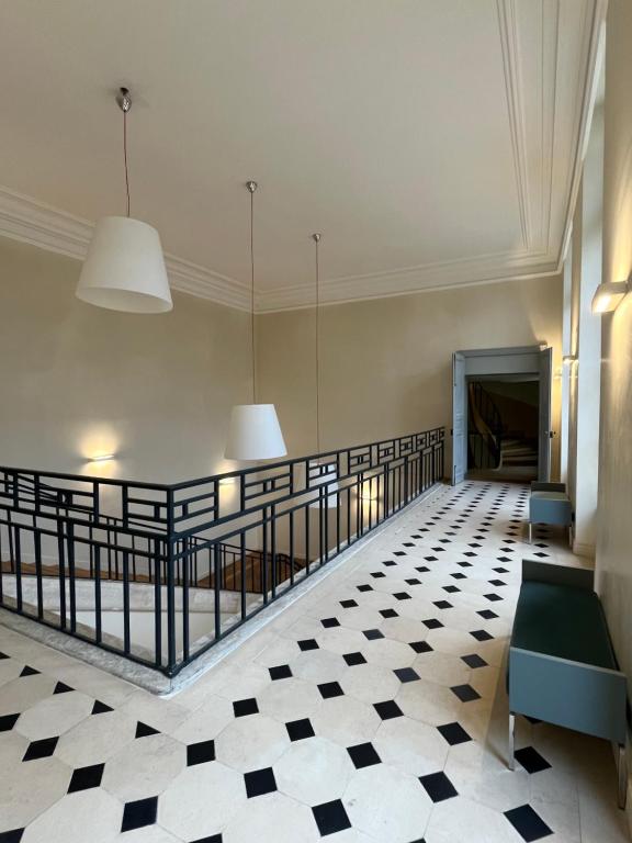 Appartement Charles Le Brun, Face au Château de Versailles, avec parking privé en sous sol في فرساي: غرفة ذات أرضية ملونة سوداء وبيضاء