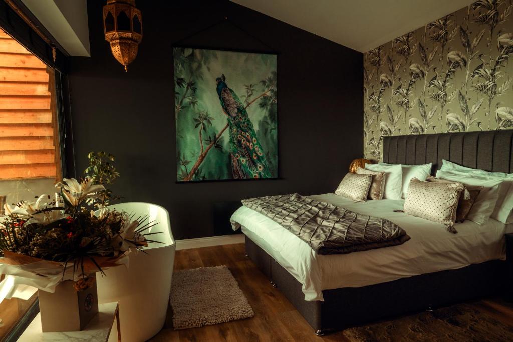 - une chambre avec un lit et une peinture murale dans l'établissement The Wellsprings Lodges and Restaurant, à Clitheroe