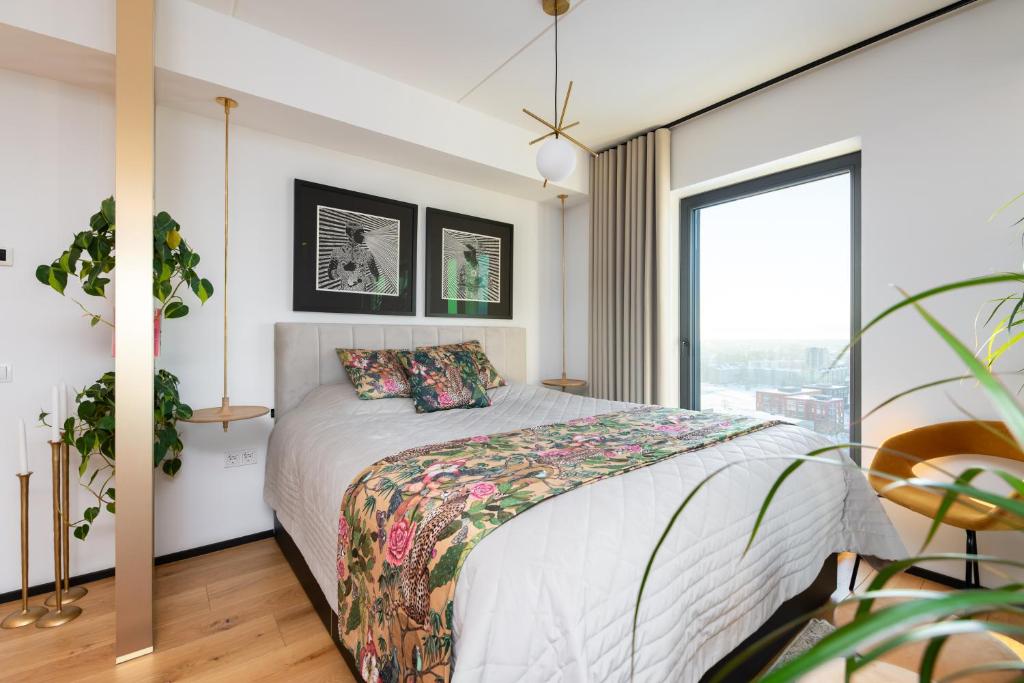 Luxury sea view studio apartment in a skyscraper! photo