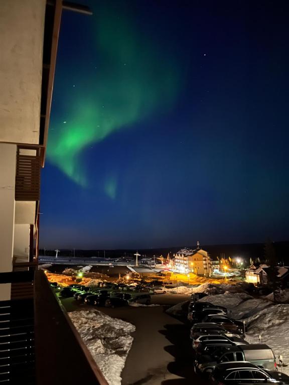 ein Bild der Aurora am Himmel über einem Parkplatz in der Unterkunft Saaga Ylläs Chalet 3304 in Ylläsjärvi