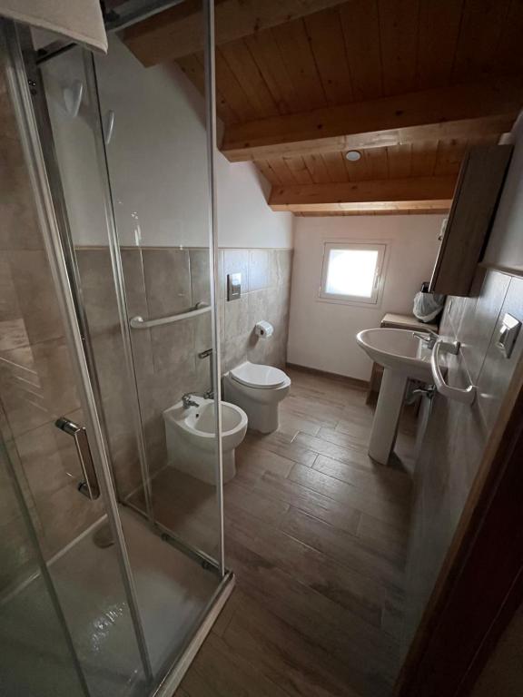 Koupelna v ubytování Debel house