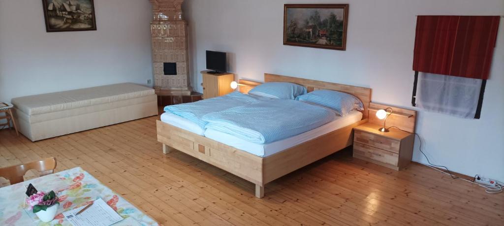 Altmühle في Altlengbach: غرفة نوم بسرير واريكة وطاولة