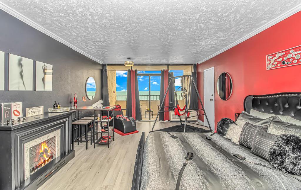 uma sala de estar com uma cama e uma lareira em Couples Retreat 409 em Myrtle Beach