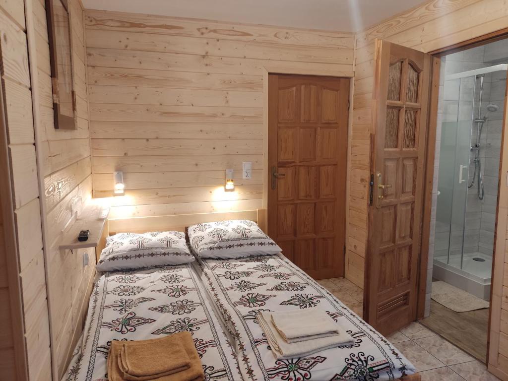 Postel nebo postele na pokoji v ubytování Apartamenty u drwala