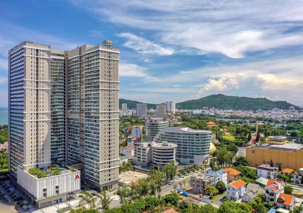 une vue aérienne sur une ville avec de grands bâtiments dans l'établissement YK Home - The Song Apartment, à Vung Tau