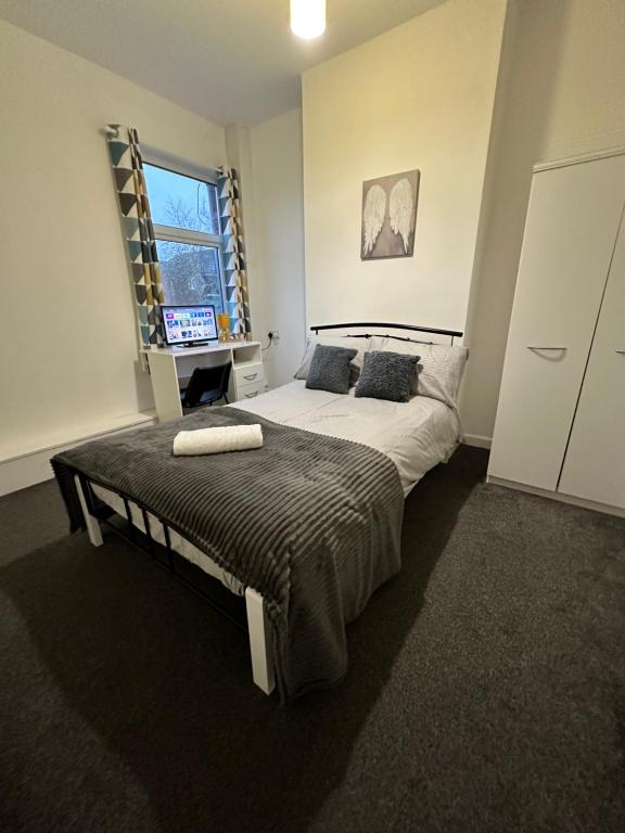 Un dormitorio con una cama grande y una ventana en Lovely Town house Room 3, en Parkside