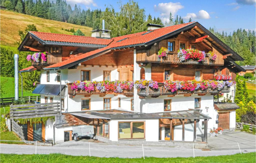 Una casa con flores en los balcones. en Beautiful Apartment In Wildschnau With House A Panoramic View en Auffach