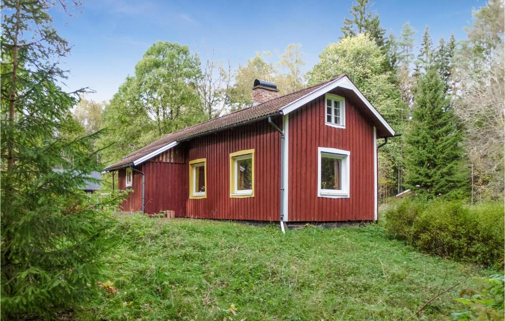 uma casa vermelha no meio de um campo em 1 Bedroom Nice Home In Filipstad em Filipstad