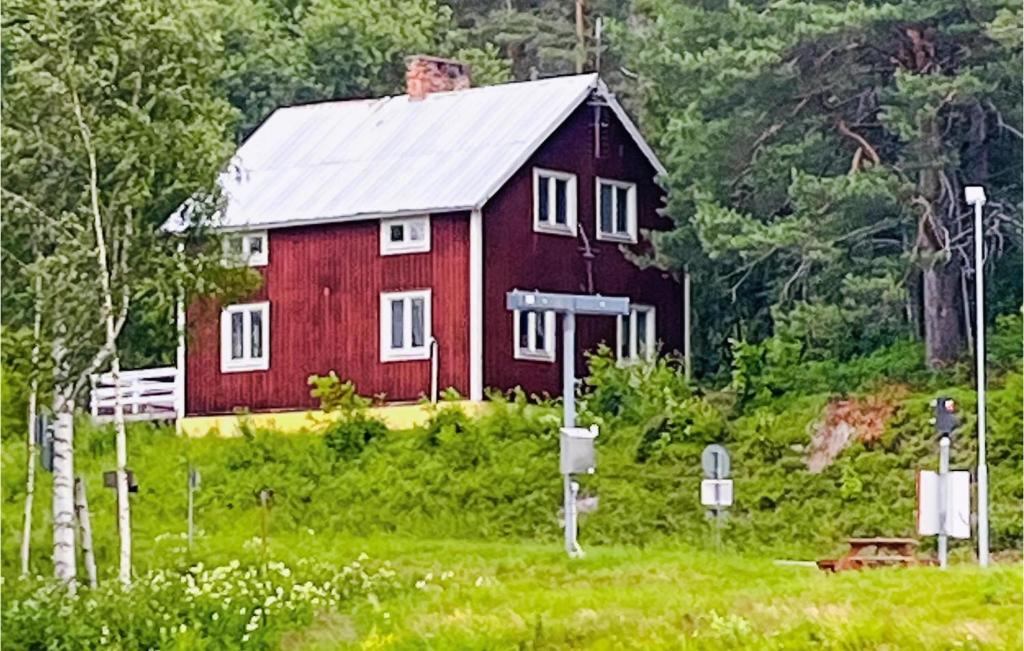 ein rotes Haus mitten auf einem Feld in der Unterkunft Gorgeous Home In verkalix With Kitchen in Överkalix