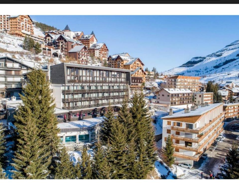Nespecifikovaný výhled na hory nebo výhled na hory při pohledu z hotelu